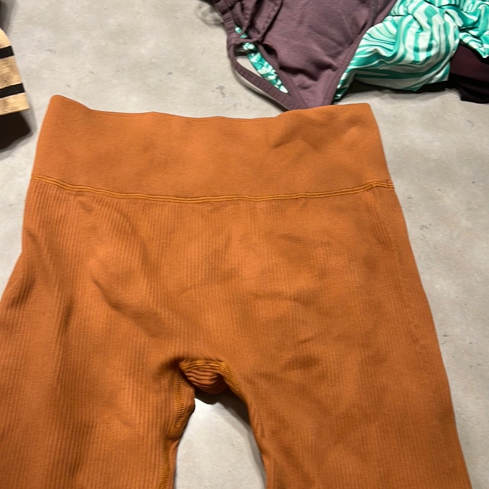 Very Good Condition Color Rust - image 1